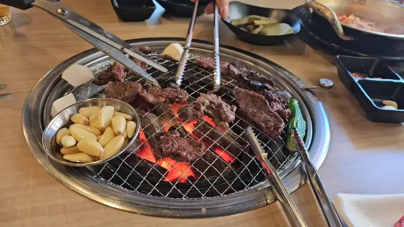 마장동고기집 건대점 소고기 굽는 모습