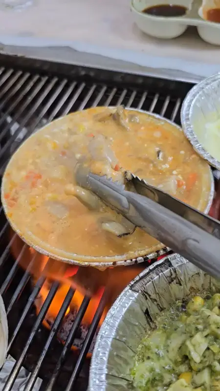 불판 위에서 익어가는 조개