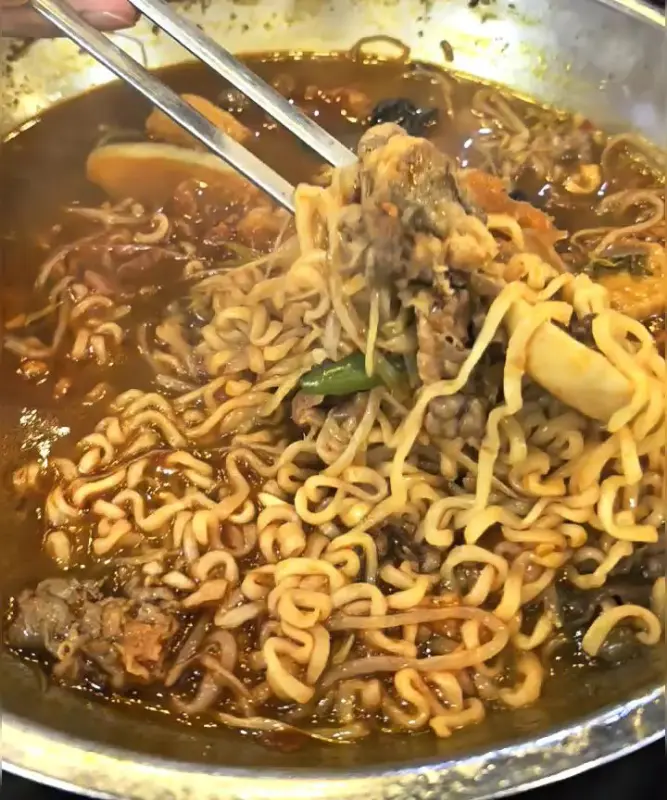 샤브샤브에 라면 사리를 넣어 먹는 모습