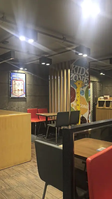 롯데리아 내부 키즈존