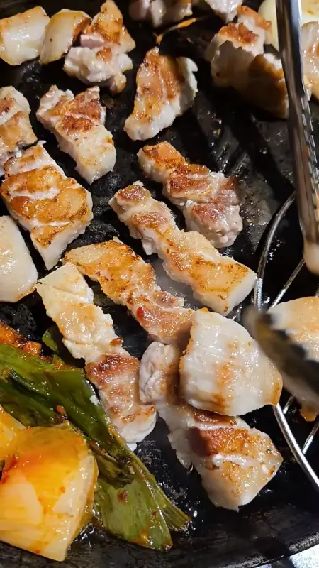 잘 익은 삼겹살 조각들