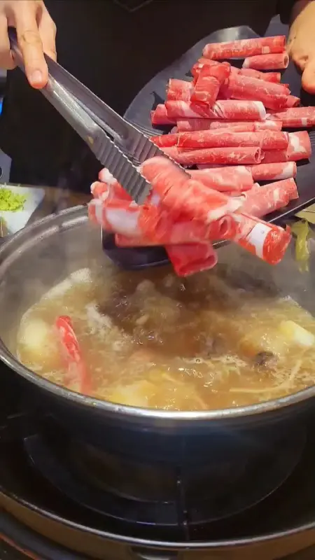 고기를 육수에 넣는 모습