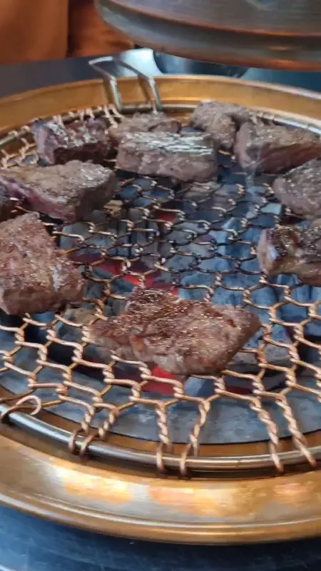 숯불 위에서 익어가는 한우