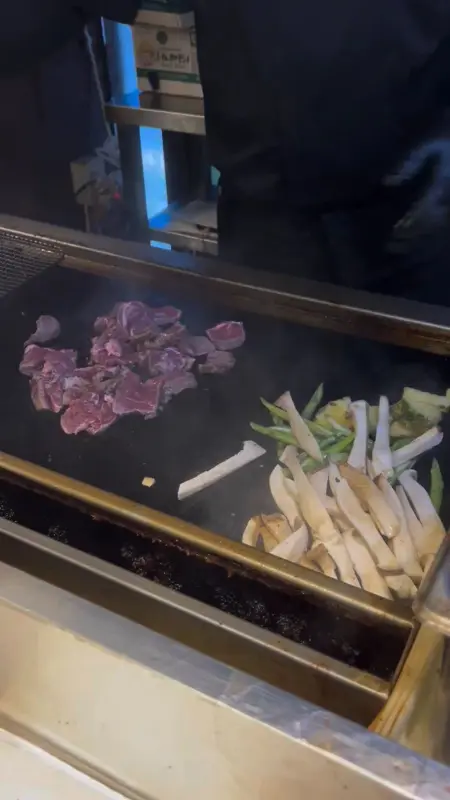 철판 위에서 구워지는 양갈비와 스테이크