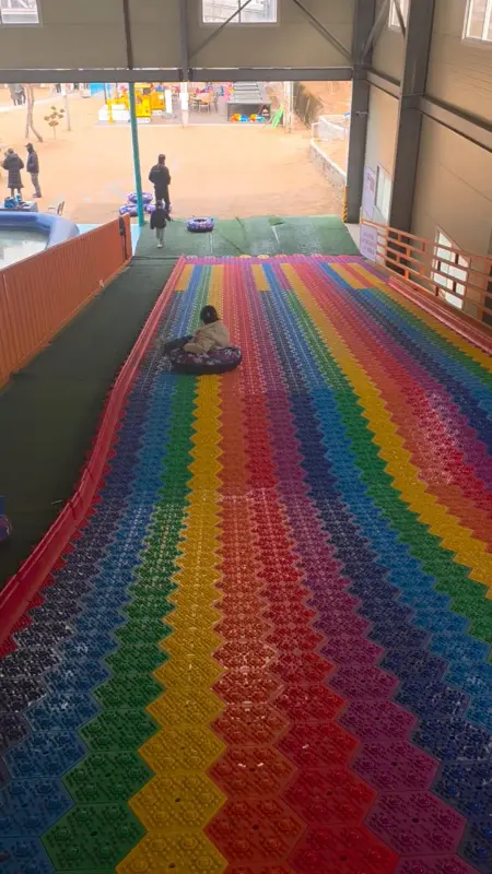 카페 외부의 놀이기구