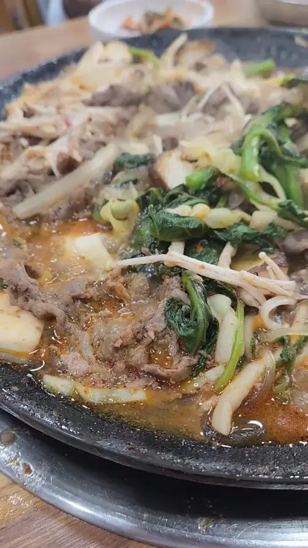 푸짐한 양에 놀라는 갑을식당