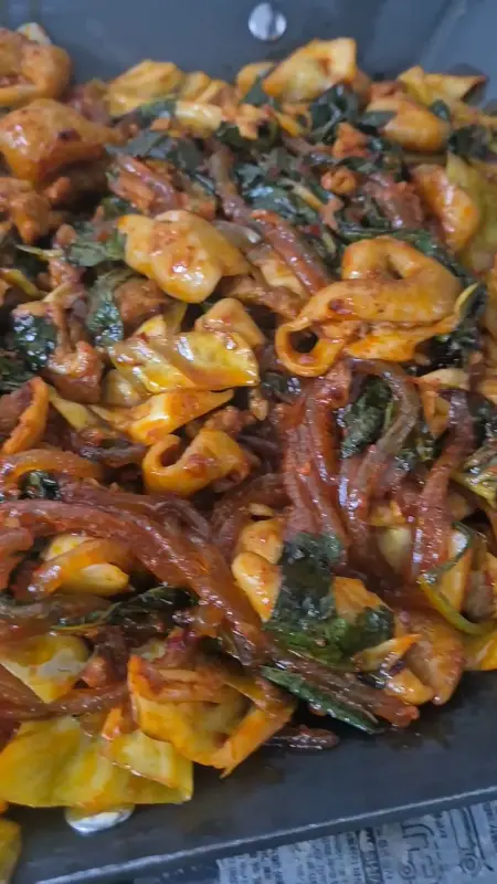 철판 가득 볶아져 나온 야채곱창