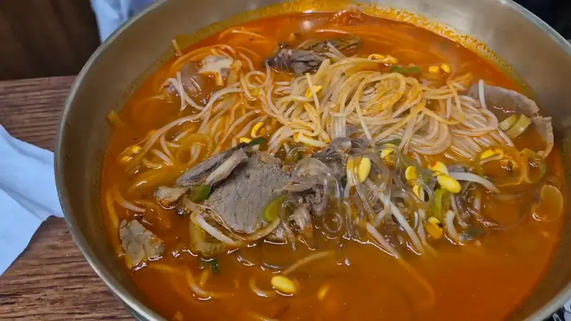 장터국밥의 면과 고기