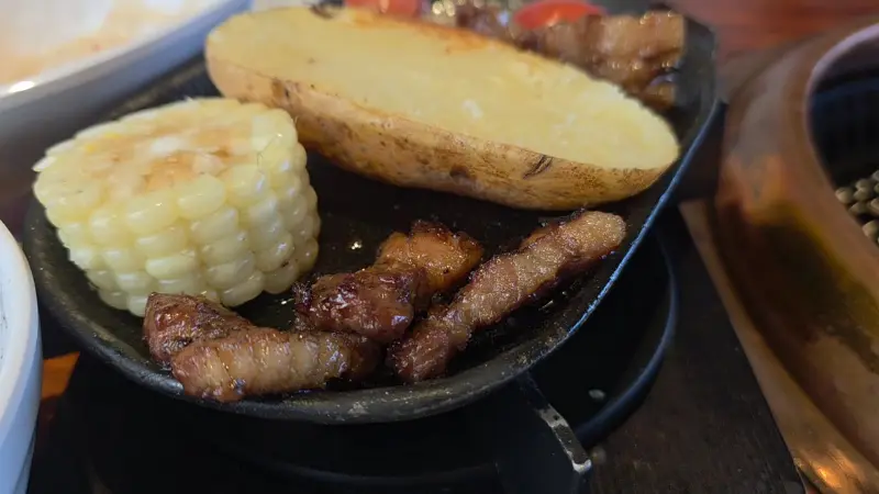 구운 감자와 옥수수