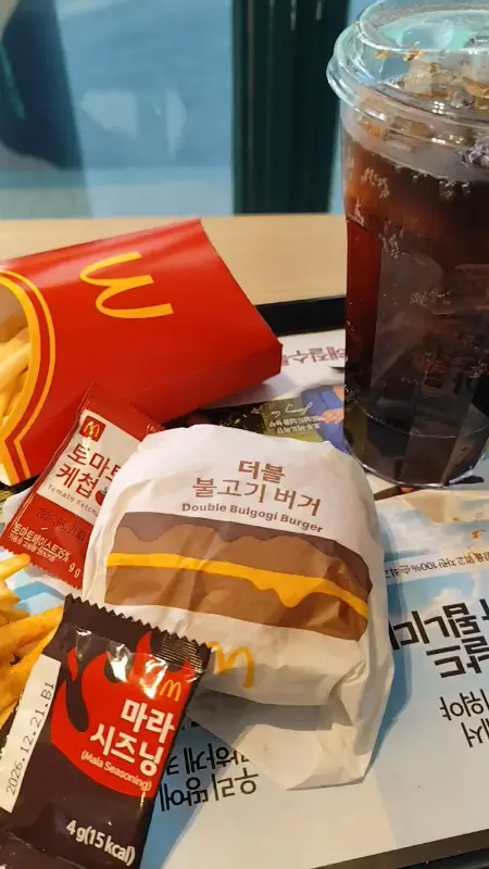 쟁반 위의 불고기 버거와 콜라, 감자튀김