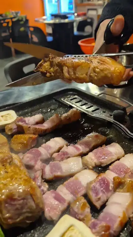 흑돼지 자르는 모습