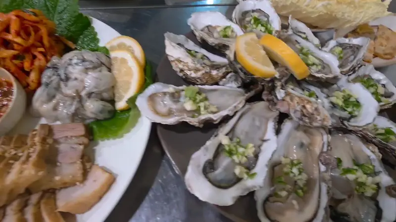 굴보쌈, 석화, 소라 등 다양한 메뉴