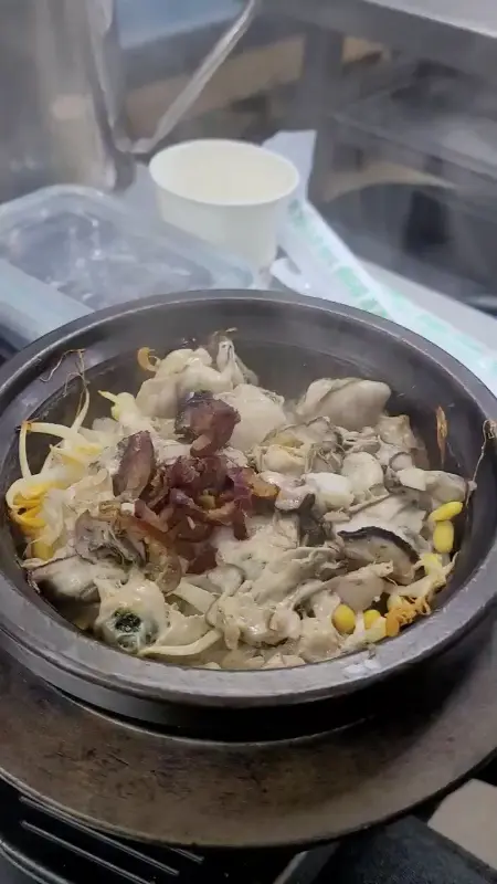 돌솥에 담겨 따뜻함이 유지되는 굴밥