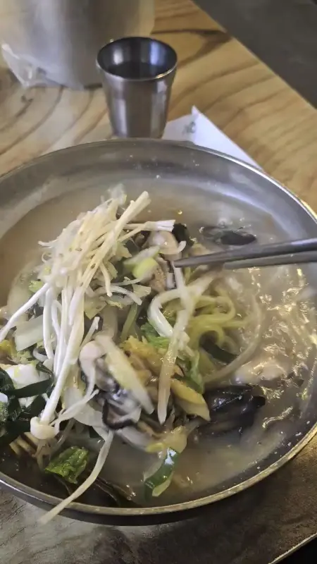 뽀얀 국물에 담긴 백짬뽕