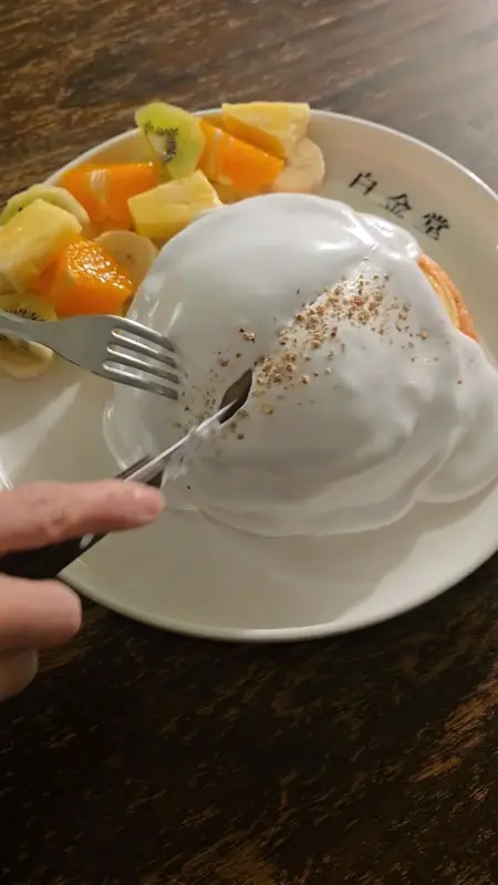 수플레 케이크를 자르는 모습