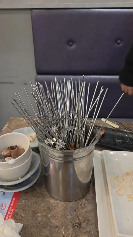 꼬치를 담은 통