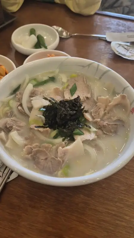 고기국수에 김가루와 파가 듬뿍 뿌려져 있는 모습