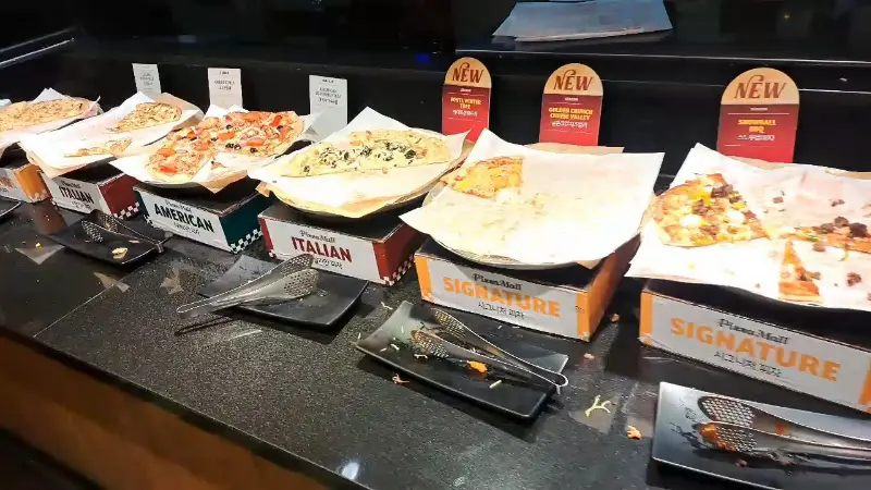 다양한 종류의 피자들이 즐비한 피자 코너