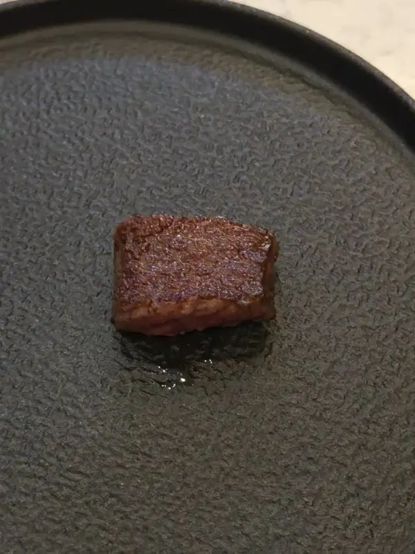 갈색으로 윤기 있게 구워진 한우 조각은 겉은 바삭하고 속은 촉촉해 보이며, 풍부한 육즙을 머금고 있는 듯합니다.