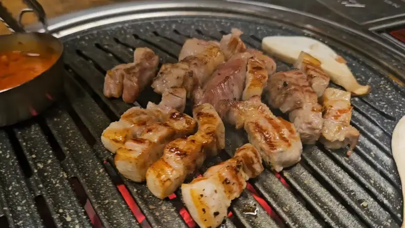 숯불 위에서 맛있게 익어가는 돼지고기
