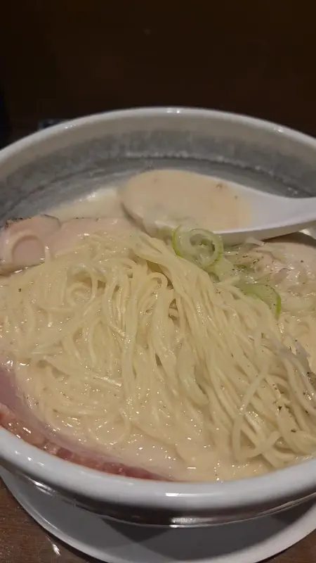 라멘 면을 들어올린 모습