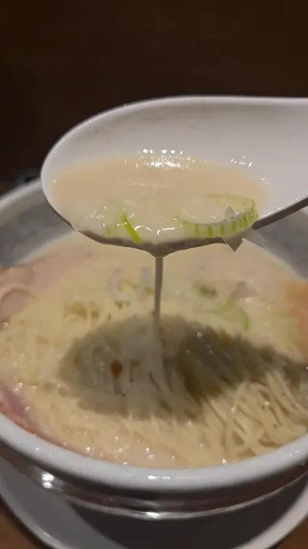 수저로 국물을 떠먹는 모습