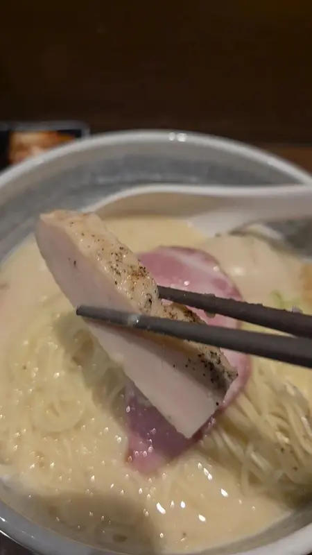 수비드 닭가슴살을 젓가락으로 집어올린 모습