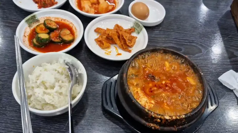 순두부찌개와 함께 제공되는 솥밥과 다양한 반찬들