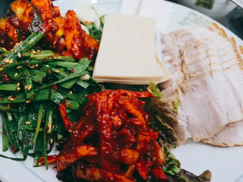 윤기가 흐르는 보쌈과 신선한 김치의 조화