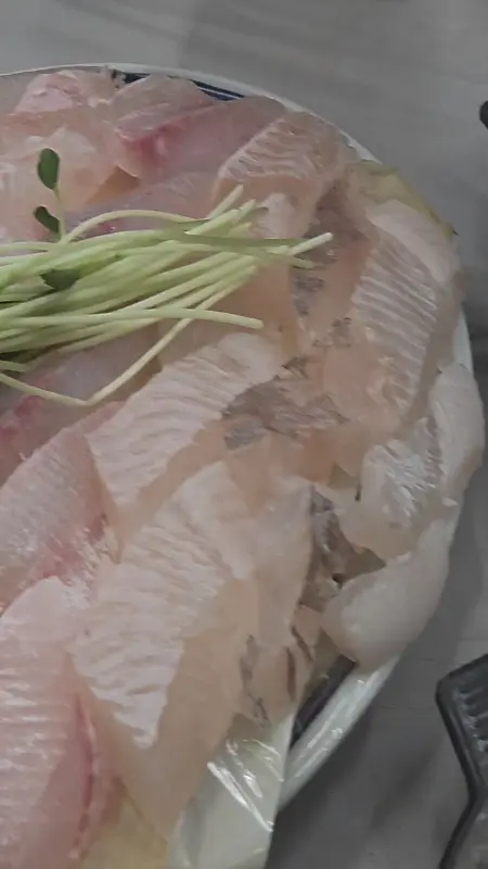 두툼하게 썰린 모듬회