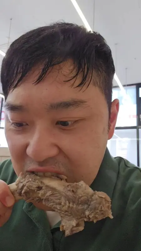 갈비를 뜯는 모습