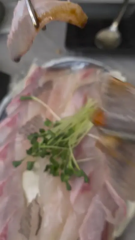 젓가락으로 집은 회