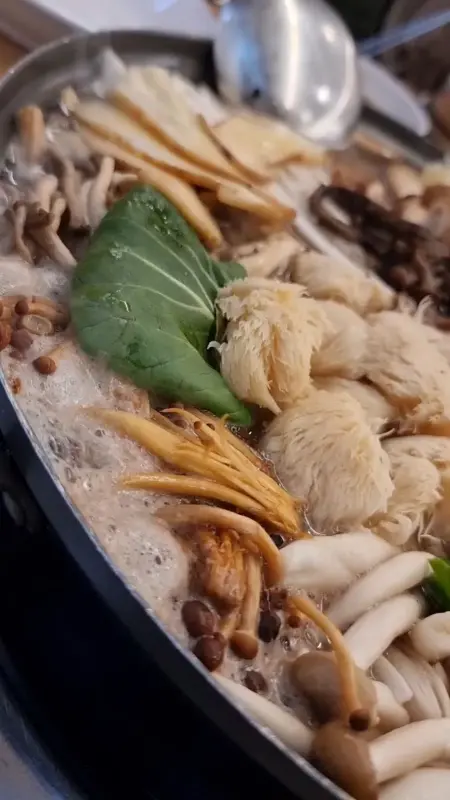 다양한 버섯이 가득한 전골