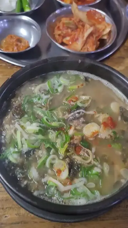 다진 양념을 풀기 전 뽀얀 국물의 순대국