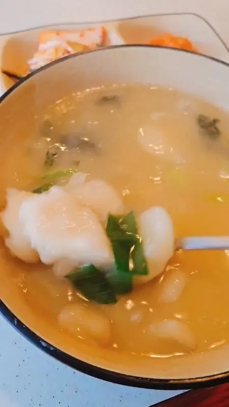 숟가락 위에 옹심이를 올린 모습