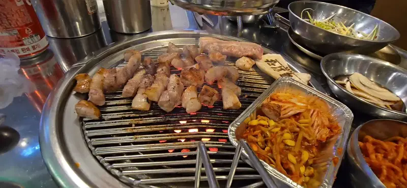 노릇하게 구워진 삼겹살의 향연