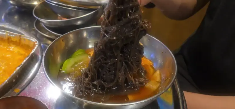 후식으로 제공되는 해물라면의 시원한 국물