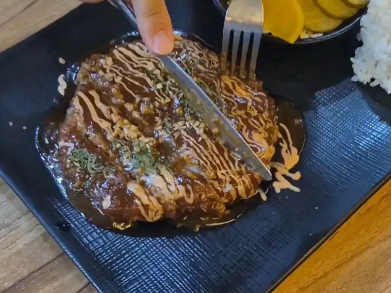 돈까스 자르는 모습