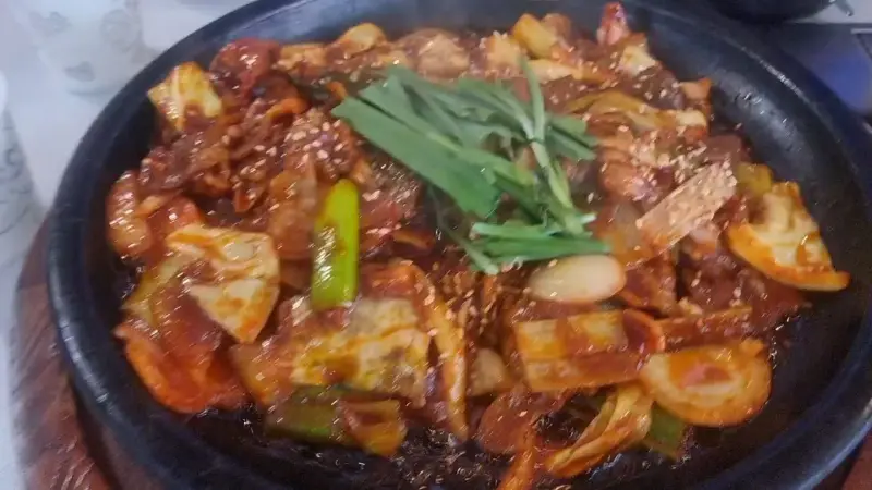 오징어볶음, 콩나물, 파가 어우러진 아름다운 자태