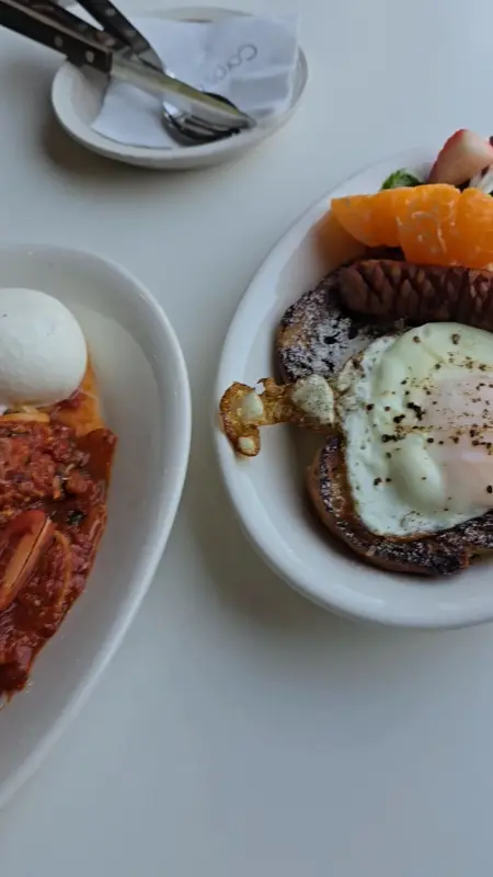 마리나라 부라타와 프렌치 토스트 플레이트