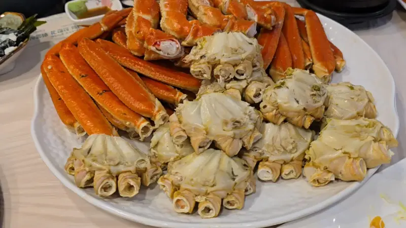 푸짐하게 차려진 대게 한 상