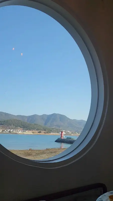 나나의 주전자, 바다를 담은 둥근 창