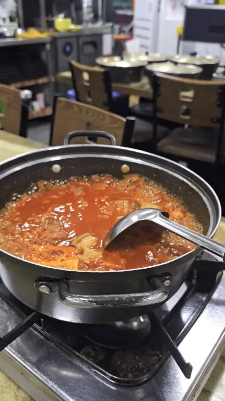 김치찌개가 끓는 모습