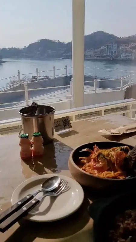 바다가 보이는 창가 테이블