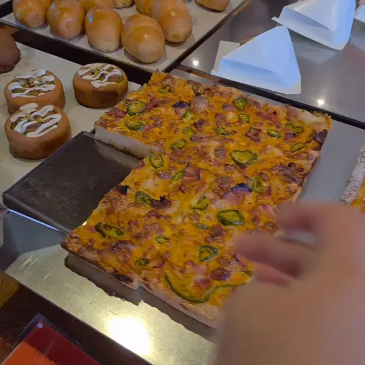 다양한 빵이 진열된 모습