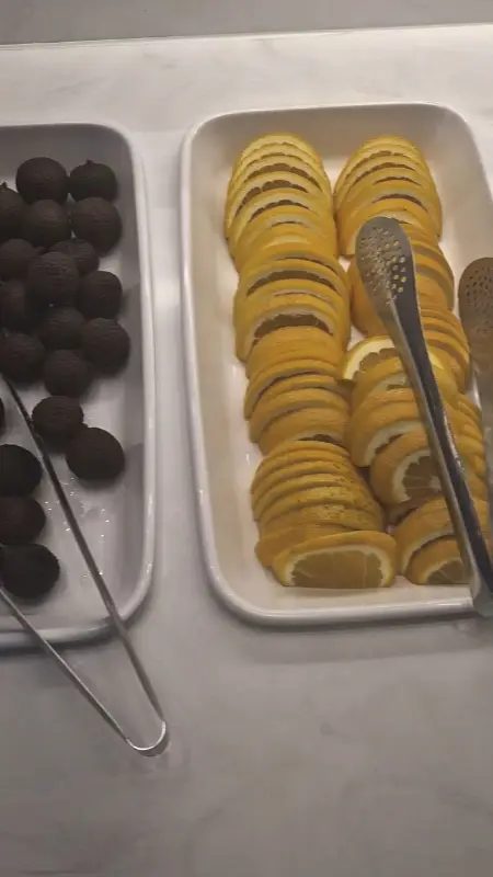 셀프바에 준비된 신선한 과일