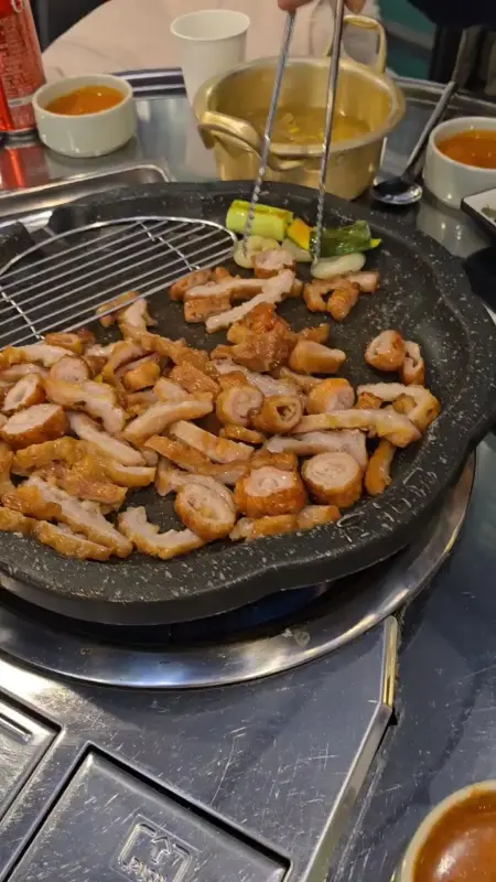 불판 위에서 맛있게 익어가는 막창