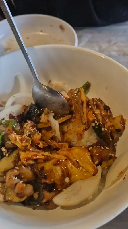 맛있는 음식을 비비는 모습