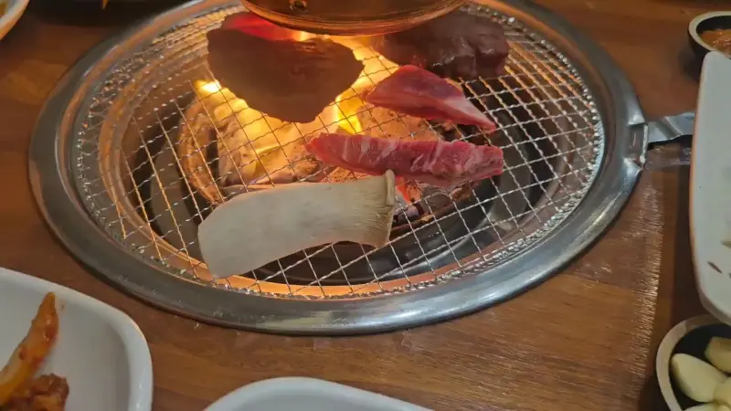 숯불 위에 구워지는 갈비