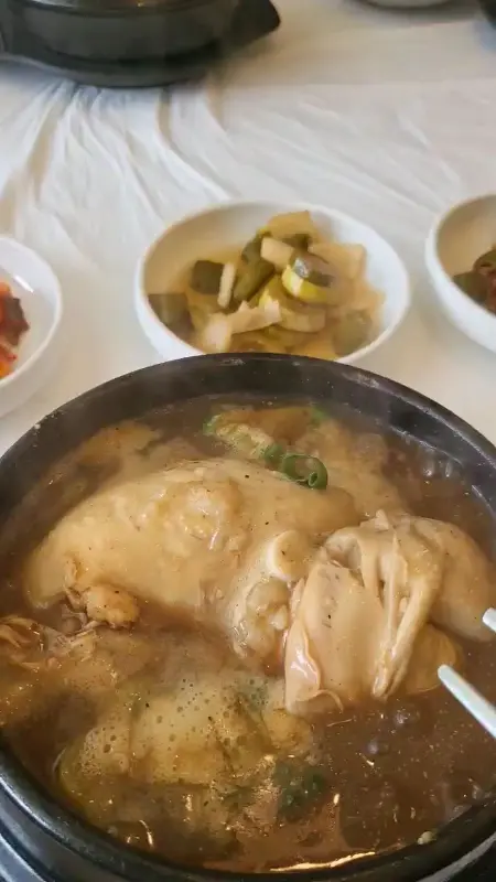 걸쭉한 국물의 누룽지 삼계탕